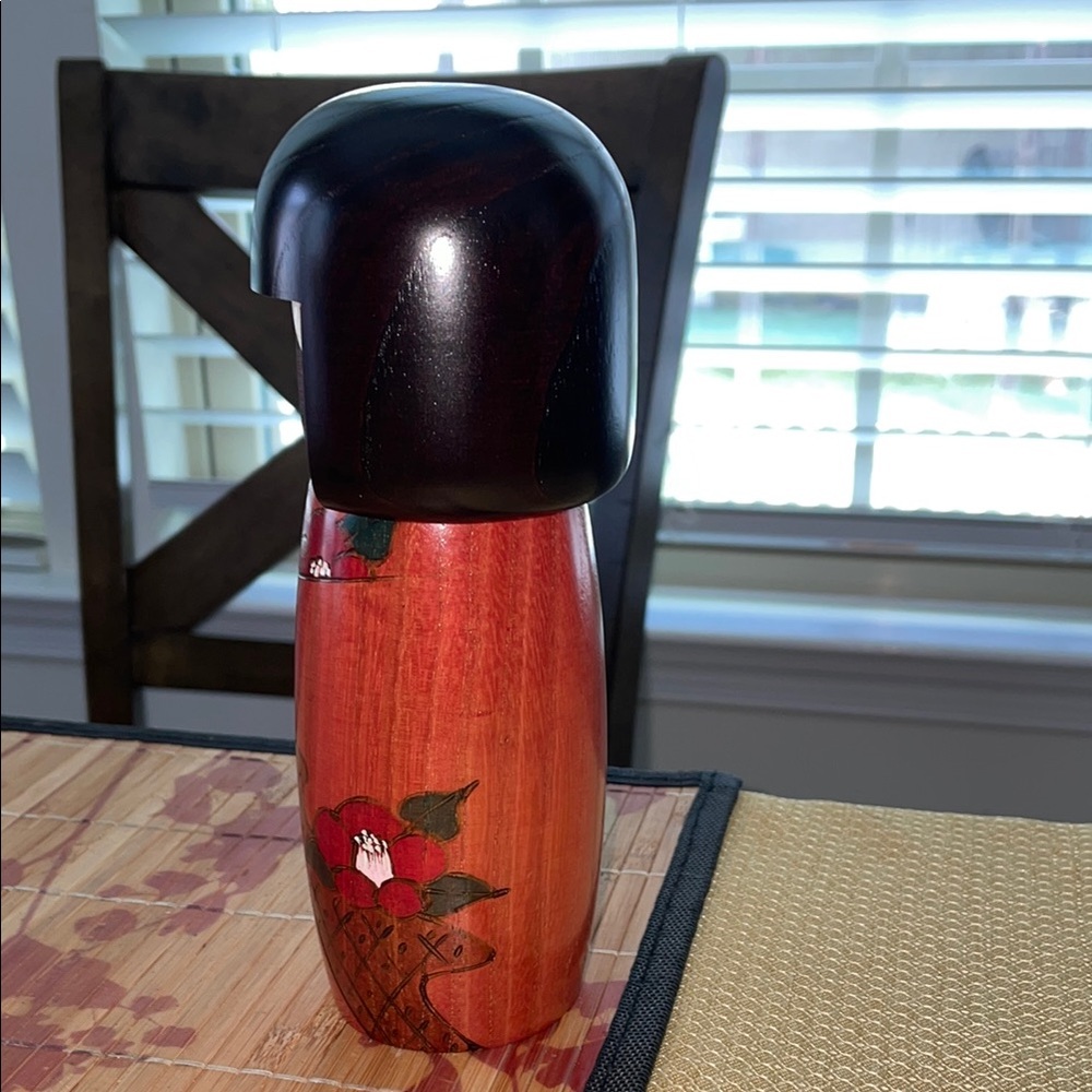 Beautiful kokeshi with kimono and flowers. - Picture 3 of 7